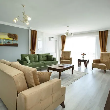 Golden Star Aparthotel 3*